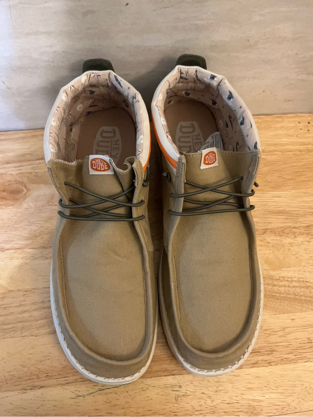 HEYDUDE Men's Wally Mid Stars N Skulls (Tan).